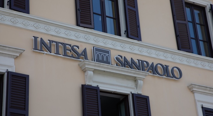 intesa sanpaolo logo su parete facciata ufficio