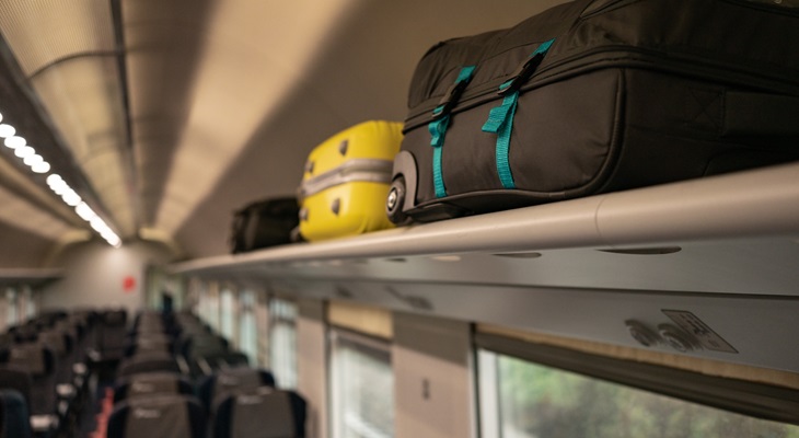 Valigie su portabagagli scompartimento treno