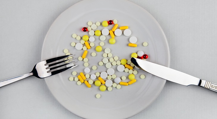 Pillole farmaci nel piatto